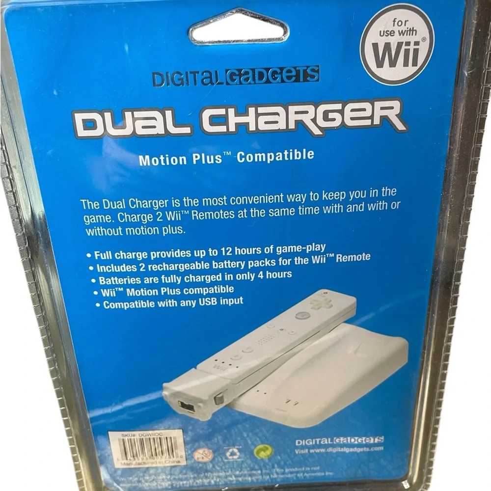 White Dual Charger for 2 Wii Remotes and battery packs